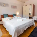 Spacious And Bright Apartment- Silvio 1 דירה
