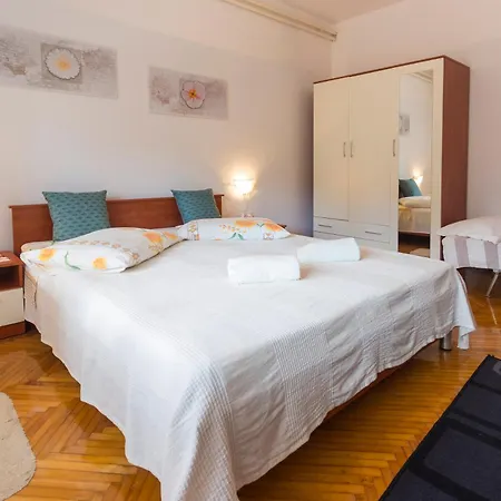 Spacious And Bright Apartment- Silvio 1 Apartment
