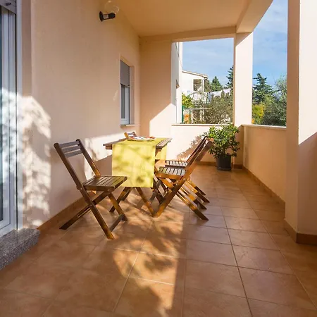 Spacious And Bright Apartment- Silvio 1 아파트 *