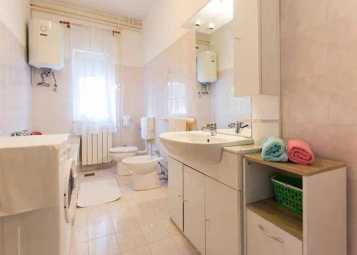 Spacious And Bright Apartment- Silvio 1 아파트 *