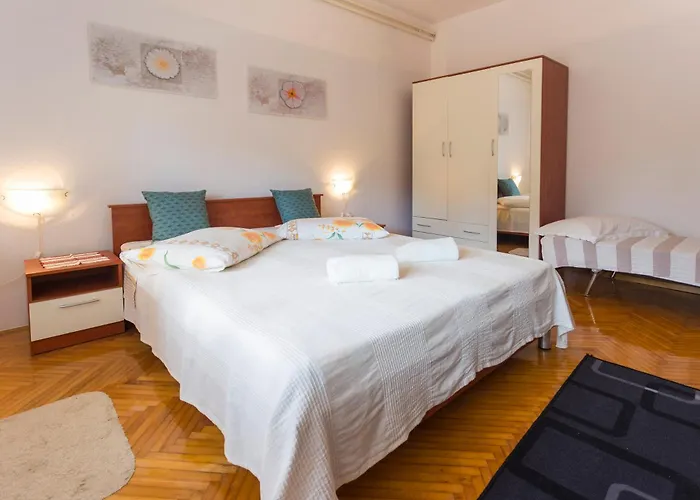 Spacious And Bright Apartment- Silvio 1 아파트