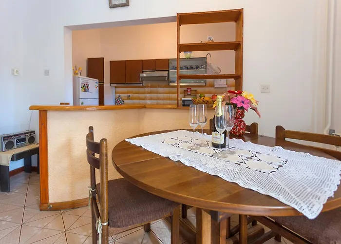 Spacious And Bright Apartment- Silvio 1 아파트