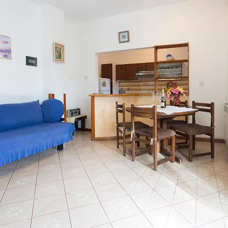 Spacious And Bright Apartment- Silvio 1 *