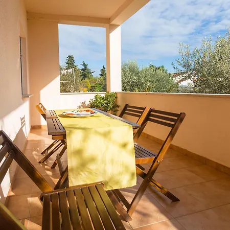 Spacious And Bright Apartment- Silvio 1 *