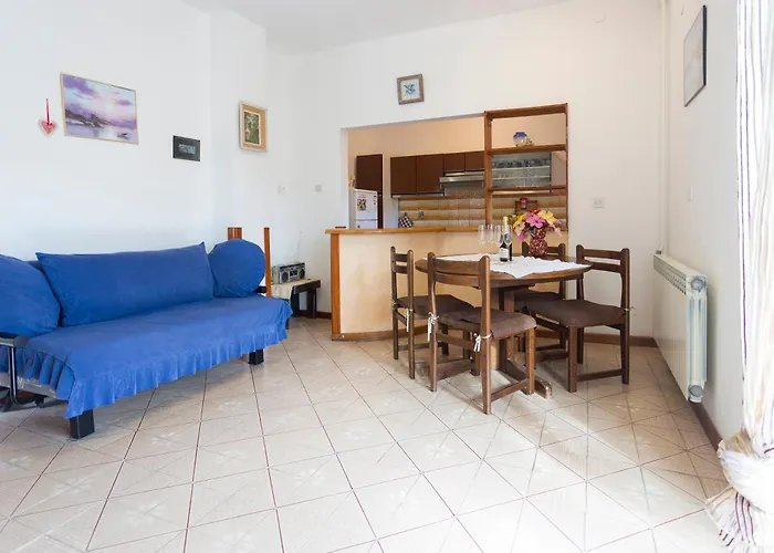 Spacious And Bright Apartment- Silvio 1 *